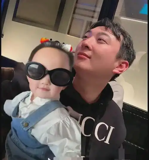 笑麻王思聪兴奋认娃,黄一鸣立马拍高档婚纱照,网友都是神评论