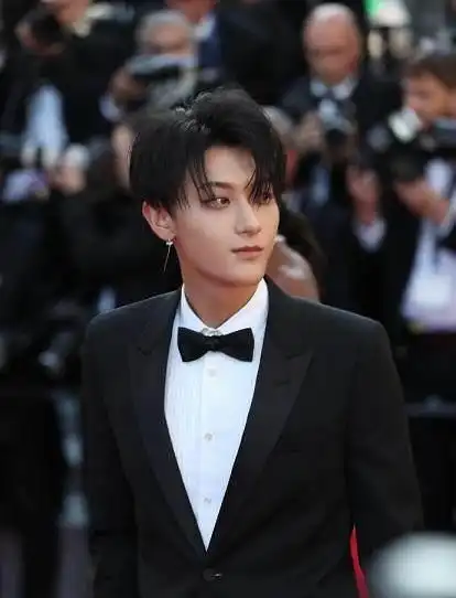  黄子韬的归国发展之路,靠表情包存活,归国四子,吴亦凡最成功