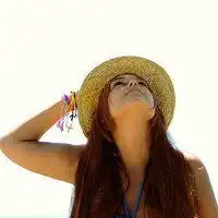  女生头像阳光微笑戴帽子