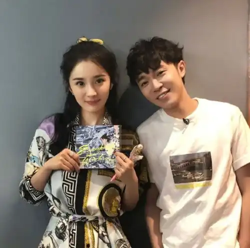  没扛住外网图却在路人镜头下美哭星推官杨幂穿得贼少女啦