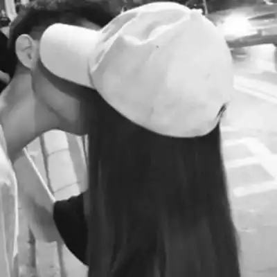  情侣接吻头像真人甜蜜2020情侣接吻头像一对两张