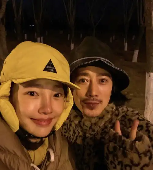  复出难没戏拍白百何坐百万房车,屡晒名牌包,比从前还自在