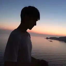  这张情侣照片的另外一张谁有么