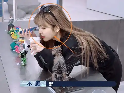 都说周扬青真人颜值很高,当男顾客见到她之后,这个反应让人愣了