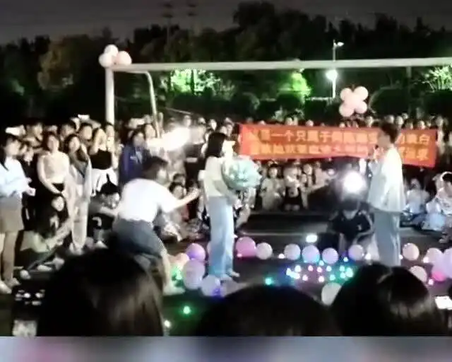 操场上女生被男生突然表白吓懵了,闺蜜拉起女孩跑出困境,这是什么神仙友谊