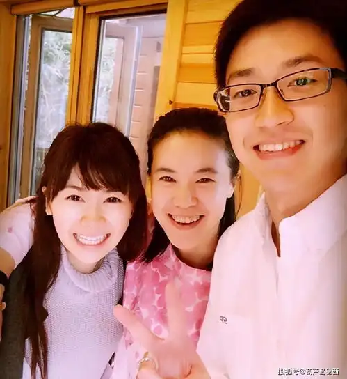  王楠一家四口近照,一儿一女都很萌,尤其是女儿,像极了妈妈