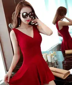  街拍包臀裙小姐姐凸显纤细美腿,羡煞旁人