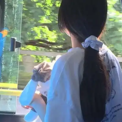  网易云热评老人们都说,活泼的女孩子永远单纯,安静的女孩子永远