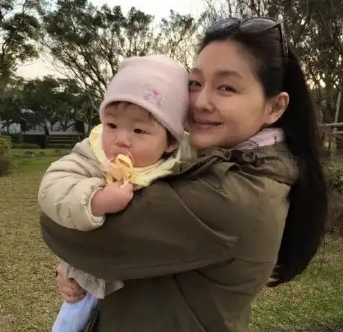  汪小菲走出阴霾和马筱梅牵手同过情人节,把孩子丢在台湾引争议