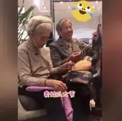 潇洒百岁奶奶与闺蜜逛街喝奶茶,网友是我老了期待的样子