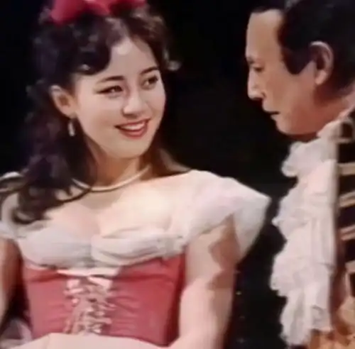  宋丹丹25岁少女照曝光,公主裙配红色蝴蝶结迪士尼在逃公主