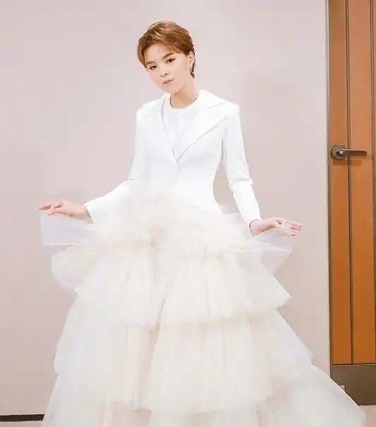 杨超越拍婚纱合照让出c位,看清中间人的身份,看来是有心没胆