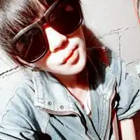  带墨镜的qq女头像