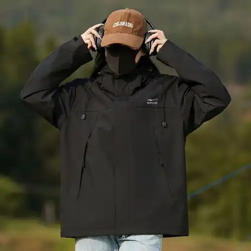  鸿星尔克情侣款冲锋衣显瘦不臃肿,百搭显气质,早春穿它真的绝