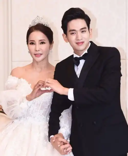 42岁韩国女星产子,一度呼吸困难,中国丈夫陪伴在侧观众感动
