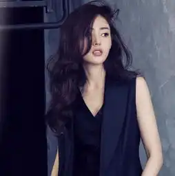  张天爱晒沙滩游拍照,沙滩上的她又飒又a,网友这谁扛得住