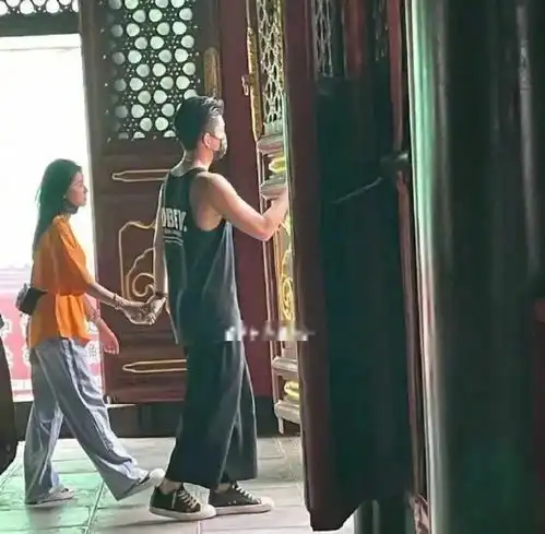  绝了当众坐大腿,上完节目就同居