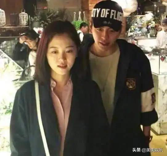  王大陆蔡卓宜恋情再添锤同游雍和宫,坐大腿拥吻超甜蜜