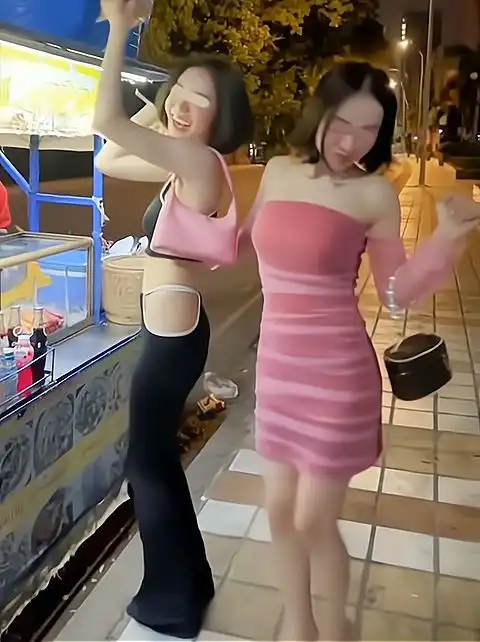 女子醉酒后不肯回家,红着脸和闺蜜边走边跳他说我不值25万彩礼