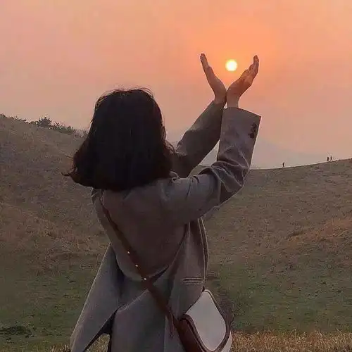  背影头像感觉有些累,还有不知名的孤单和疲惫