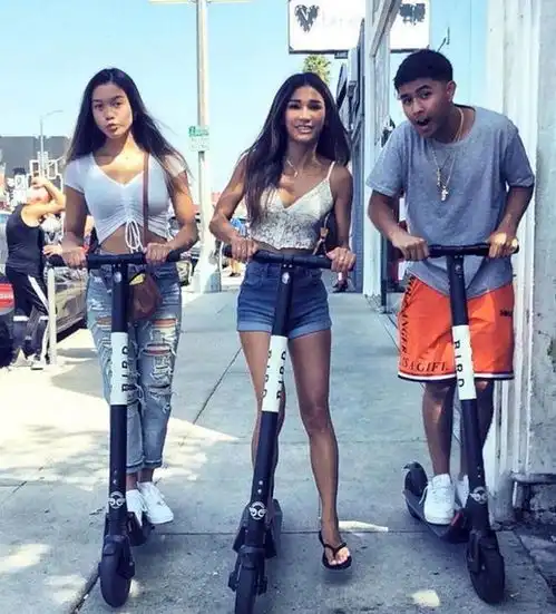  母女逛街被误认姐妹,43岁的妈妈这么年轻吗运动或是好的保养品