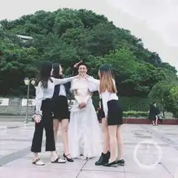  这张毕业照火了女生都穿学士服唯一男生穿婚纱组图