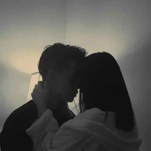  情侣头像是你苍白了我的等待,讽刺了我的执着