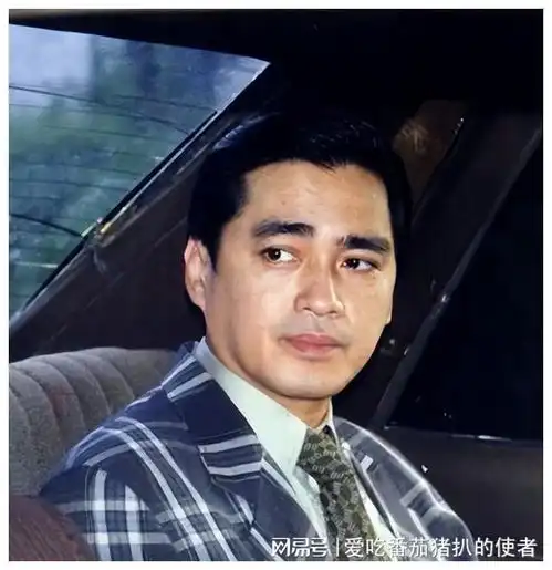  明明是一母同胞的亲兄弟,一个深情专一好男人,一个曾被骂到退圈