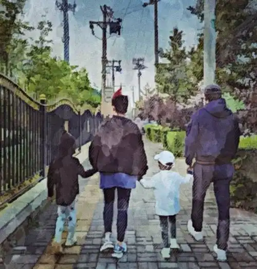  44岁靳东带妻子李佳看诊,穿情侣装大秀恩爱,亲密挽手形影不离