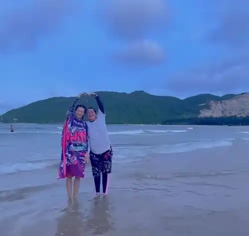  贾玲穿花裤衩海上冲浪双脚踩滑板手上纹身吸睛
