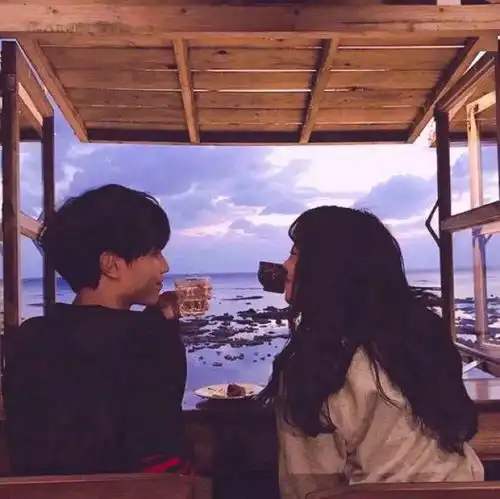  情侣头像小孩子难过了口头上哄哄就开心了我们大人不行