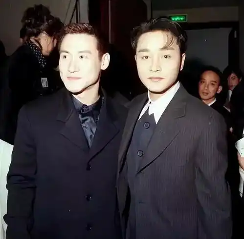  张国荣挚爱唐鹤德参加张学友庆功宴,64岁唐鹤德穿白衬衫超显年轻