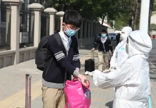  错峰入校,单人单桌,比心拥抱走进郑州初三年级复学现场