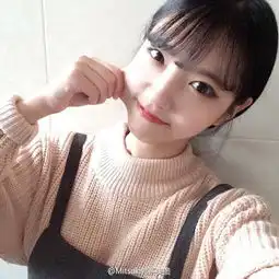  像这种韩国人的自拍都是拿什么拍出来的是手机么还是什么软件这种色感的照片是特效弄得么跪求知道