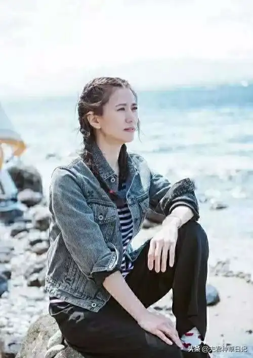  女人过了四十岁,出门要穿得体面,跟袁咏仪这样来穿,优雅又时髦