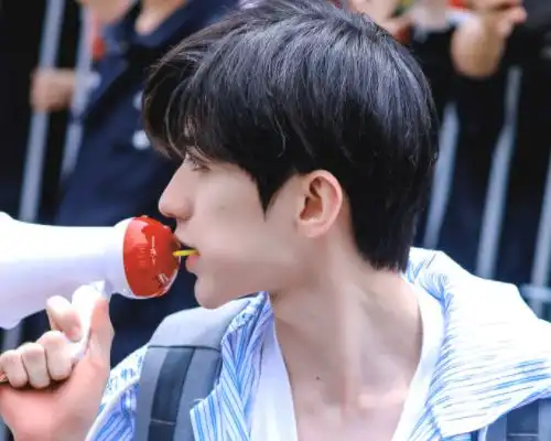  蔡徐坤吃棒棒糖时被抓拍,谁注意他下意识的举动偶像包袱太重了吧