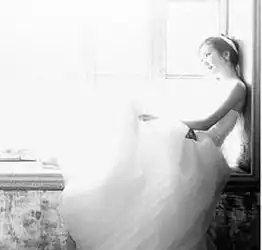  跪求灰色好看的情侣头像,要两张一左一右的拜托