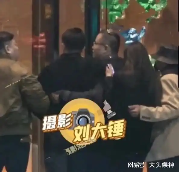  汪小菲新女友实锤,两人十指相扣很亲密,网友难怪离婚