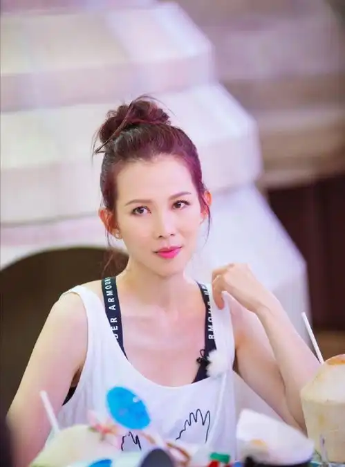  蔡少芬生完三胎不见老,穿白色背心配运动内衣,丸子头像少女