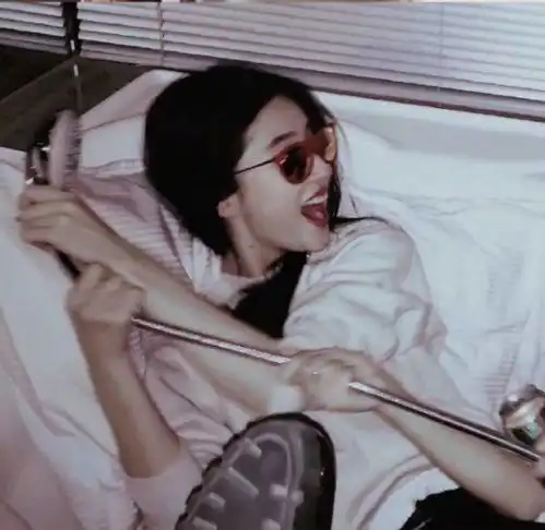  刘亦菲新恋情被扒多次合照男生都在旁边,穿情侣鞋还晒出同款照