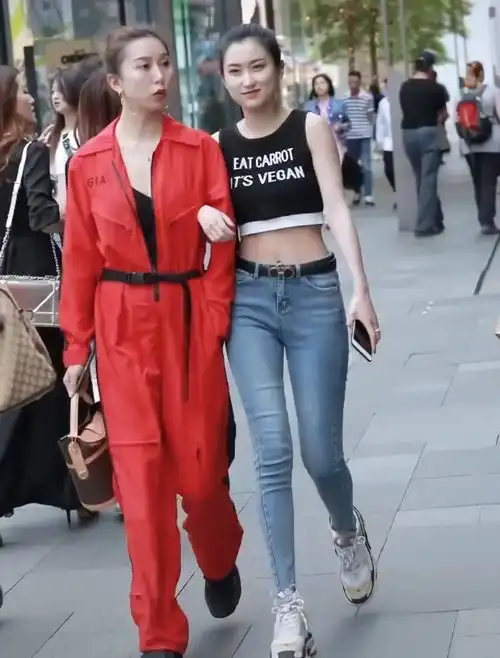 小姐姐穿一袭红装都不及闺蜜抢镜,全因一件背心,心机满满