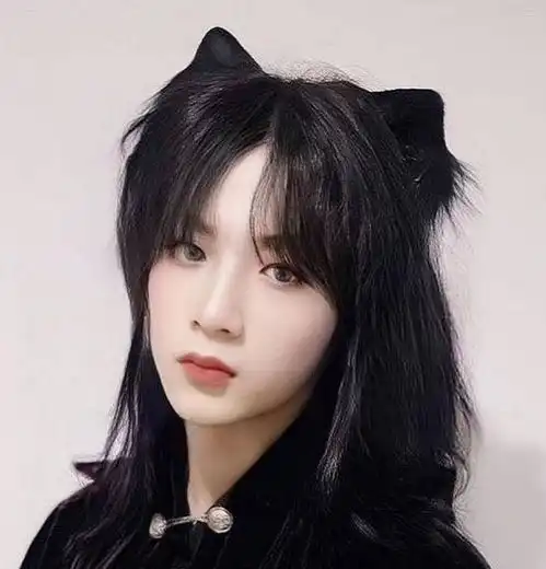  娱乐圈中的女装大佬,本以为薛之谦够惊艳了,看到官鸿掰弯了