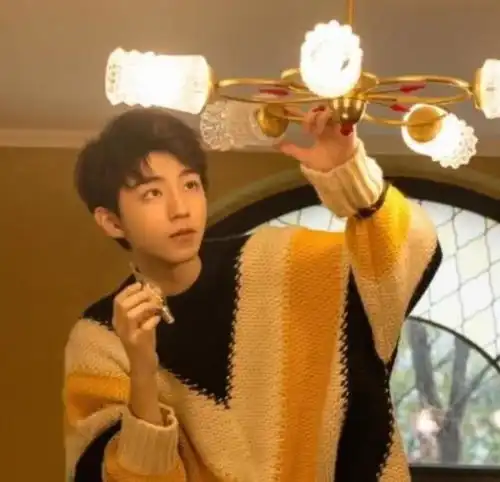  有一种捉弄叫王俊凯和助理穿情侣装,隔着口罩也看出他在偷笑