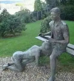  现在的雕像都这么不正经了吗