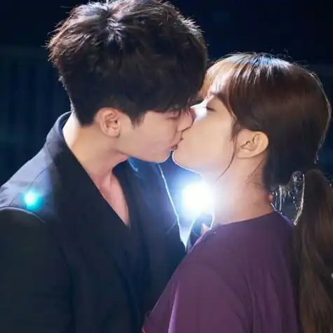  明亮热吻情侣接吻头像图片扣扣居