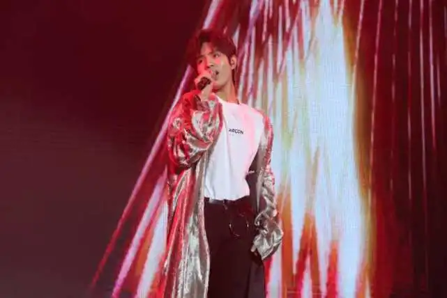  快男巡回演唱会上的拥抱乌龙,抵挡不住少年们的火爆起航