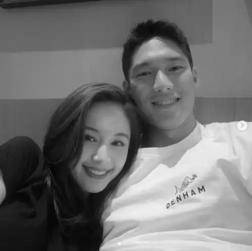  从恋爱综艺走向生活,王子文吴永恩牵手被拍,高甜互动引人注目