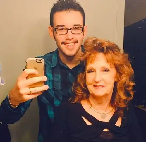  17岁小伙爱上70岁奶奶,结婚4年,现在他们幸福得让人羡慕