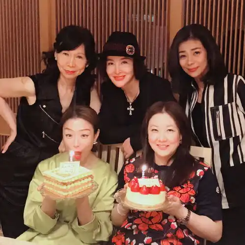伏明霞嫁大26岁老公后,首次发40岁生日闺蜜照,一脸幸福