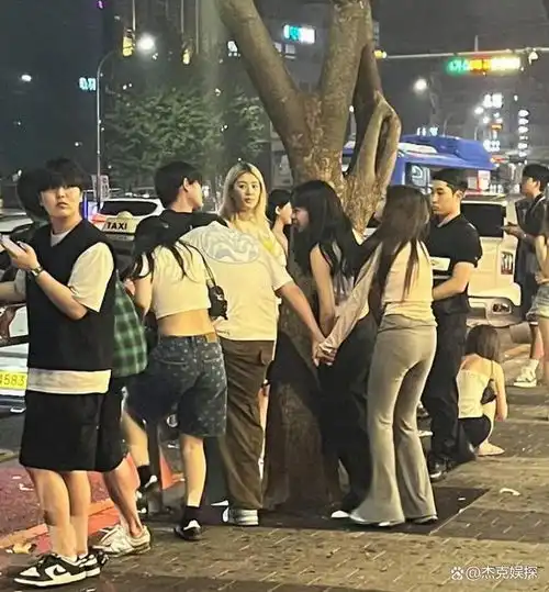  王思聪带5位女伴到韩国蹦迪,和一位美女全程牵手,像情侣一样甜蜜